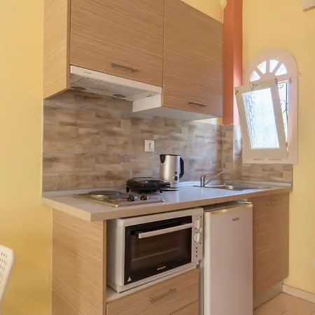 Lucy's Garden Apartment